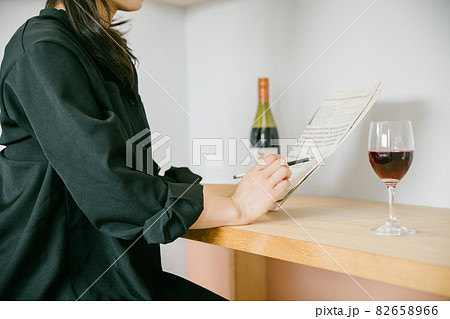 ワイングラスを持つ女性 82658966