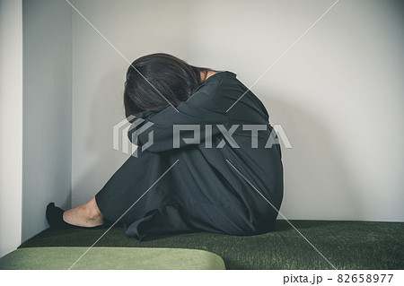 膝を抱えてしゃがみこむ女性 座り込む女性 膝を抱えてしゃがみこむ女性 座り込む女性 82658977