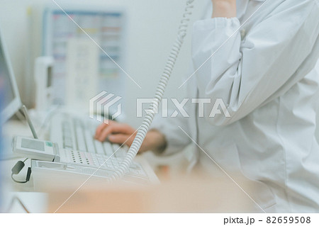 調剤薬局薬剤師の電話シーン 調剤薬局薬剤師の電話シーン 82659508