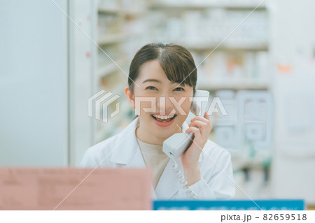 調剤薬局薬剤師の電話シーン 調剤薬局薬剤師の電話シーン 82659518