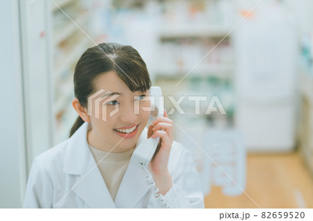 調剤薬局薬剤師の電話シーン 82659520