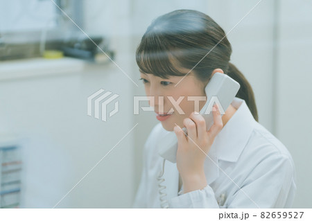 調剤薬局薬剤師の電話シーン 調剤薬局薬剤師の電話シーン 82659527