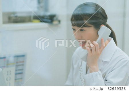 調剤薬局薬剤師の電話シーン 82659528