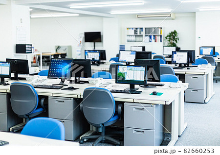無人のオフィス内観 82660253