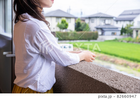 景色を楽しむ女性　外の空気を吸う女性 82660947