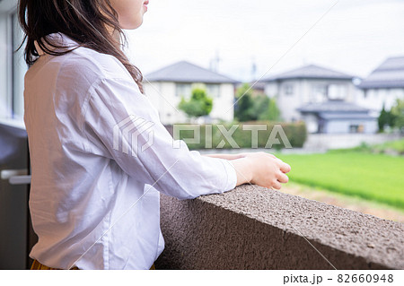 景色を楽しむ女性　外の空気を吸う女性 82660948