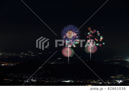 弘法山山頂から打ち上がる対打ちの花火と夜景（望遠） 82661036