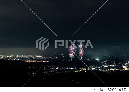 弘法山山頂から打ち上がる対打ちの花火と夜景（広角） 82661037