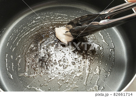 フライパンに牛脂をひくカット 82661714