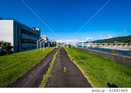信濃川左岸堤防の道路（新潟県小千谷市） 82661900