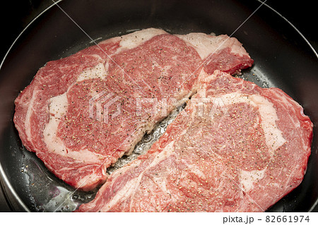 牛肩ロースステーキの調理カット 牛肩ロースステーキの調理カット 82661974