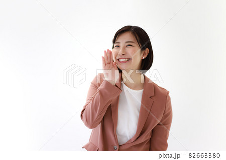 声援を送る女性社員 声援を送る女性社員 82663380