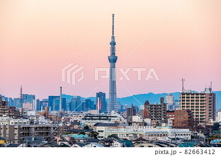 「東京都」朝日を浴びてオレンジ色に染まった都心とスカイツリー 82663412