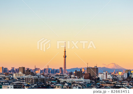 「東京都」朝日を浴びてオレンジ色に染まった都心とスカイツリー 「東京都」朝日を浴びてオレンジ色に染まった都心とスカイツリー 82663451