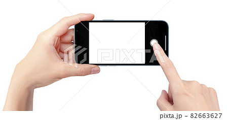 スマートフォンを横位置で持ち、写真、ムービーを撮影している人物の手 82663627