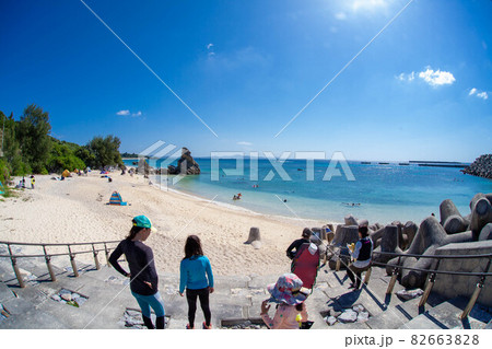 海水浴を始める家族　Family starting to swim in the sea 82663828