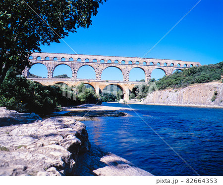 フランス　ポンデュガール　ローマ時代の水道橋 82664353