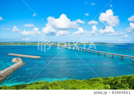 沖縄県宮古島、来間大橋展望台からの風景 82664601