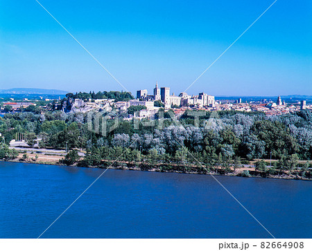 フランス アヴィニヨン ローヌ川と町並 フランス アヴィニヨン ローヌ川と町並 82664908