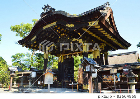 秋晴れの午後に参拝した京都市東山区の秀吉を祀る豊国神社の唐門が豪華絢爛 82664969