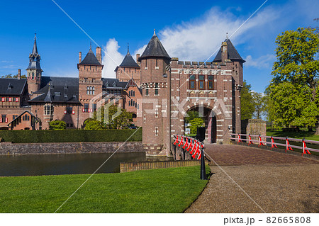 De Haar castle near Utrecht - Netherlands De Haar castle near Utrecht - Netherlands 82665808