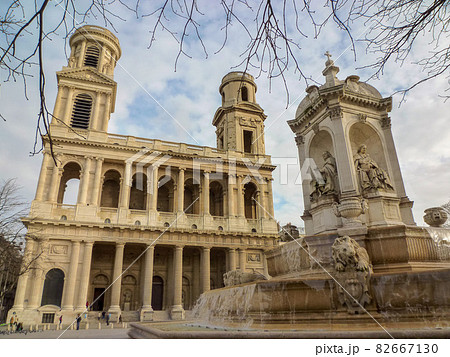 パリのサン・シュルピス教会と教会前広場 パリのサン・シュルピス教会と教会前広場 82667130