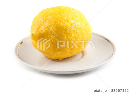 Lemon isolated on plate 82667352