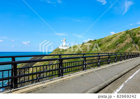 角田浜から角田岬の先端に建つ角田岬灯台（新潟市西蒲区） 82669242