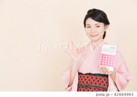 電卓を持つ着物を着た女性 電卓を持つ着物を着た女性 82669963