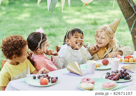 Group of Happy Kids at Birthday Party 82671107