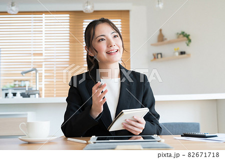 対面で訪問営業を行う女性 対面で訪問営業を行う女性 82671718