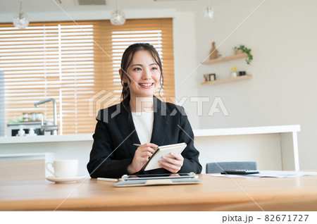 対面で訪問営業を行う女性 82671727