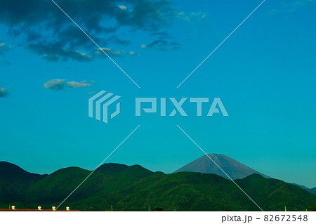 青空と富士山　富士山と複数の山 82672548
