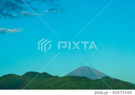 青空と富士山　富士山と複数の山 82672549