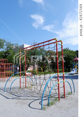 団地の公園の遊具 団地の公園の遊具 82672569