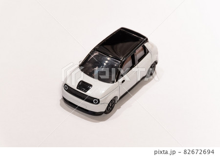 白い電気自動車（EV、BEV）のミニカー 82672694