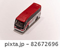 赤い観光バスのミニカー 82672696