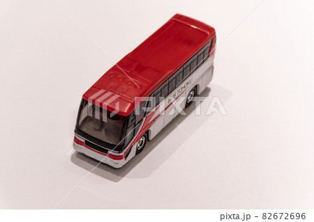赤い観光バスのミニカー 82672696