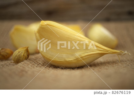 Elephant garlic garlic corms and cloves 82676119