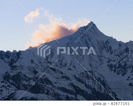 雲南省 徳欽 梅里雪山 カワクボ峰 (太子峰) Meili Snow Mountain, China 82677101