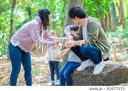 虫除けスプレーを使うお母さん 82677353