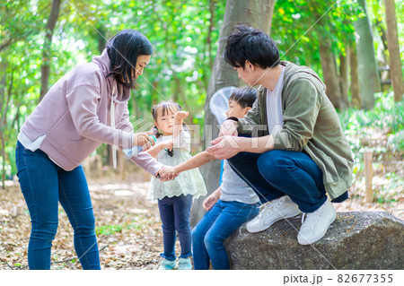 虫除けスプレーを使うお母さん 虫除けスプレーを使うお母さん 82677355