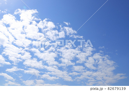 秋の空に浮かぶひつじ雲 82679139