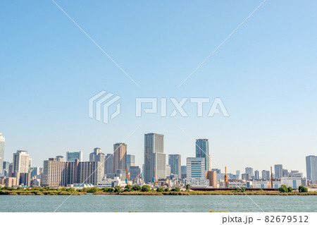 淀川河畔から眺めた大阪のオフィスビル風景 82679512