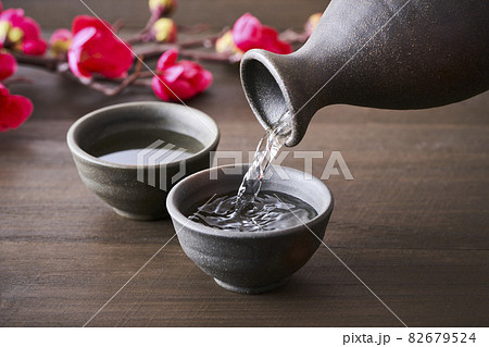 お猪口に注がれる日本酒 お猪口に注がれる日本酒 82679524