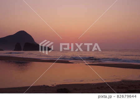 日本海に沈む 綺麗な夕焼け空 グラデーション 京丹後市 日本海に沈む 綺麗な夕焼け空 グラデーション 京丹後市 82679644