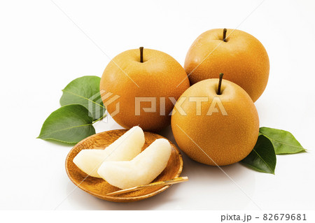 白バックでカット梨を添えた梨の写真素材