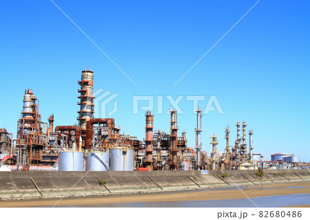 四日市市、工場施設が林立するコンビナートの風景 四日市市、工場施設が林立するコンビナートの風景 82680486