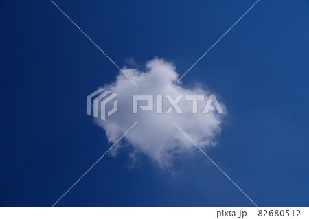 爽やかな青空　空　雲　背景　背景素材　イメージ 82680512