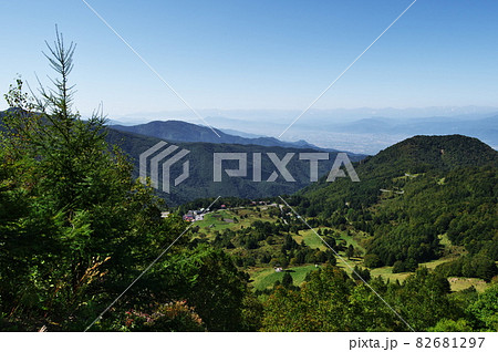 長野・山田牧場を見下ろす絶景ポイントからの絶景(紅葉の始まり) 長野・山田牧場を見下ろす絶景ポイントからの絶景(紅葉の始まり) 82681297